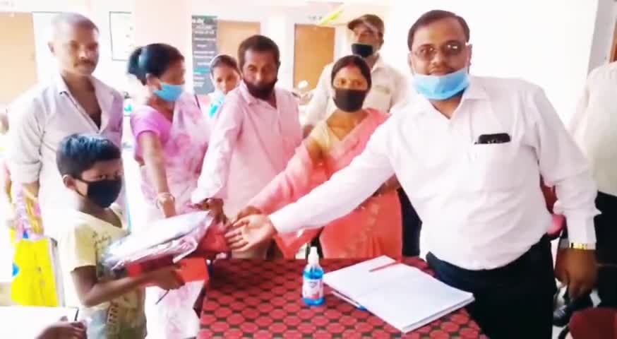 डुमरी: विश्व साक्षरता दिवस पर बुनियादी विद्यालय डुमरी में 263 विद्यार्थियों को वस्त्र व लेखन सामग्री की गई वितरित #साक्षरता