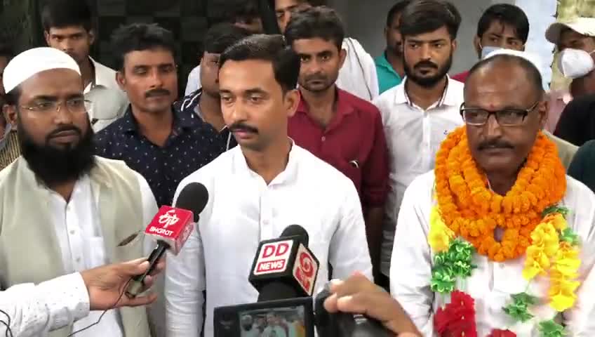 प्रभाष चंद्र झा पूर्व जिला पार्षद नरपतगंज अपने सैकड़ों समर्थकों के साथAIMIMका दामन थामा
#aimim_bihar 
#bihar