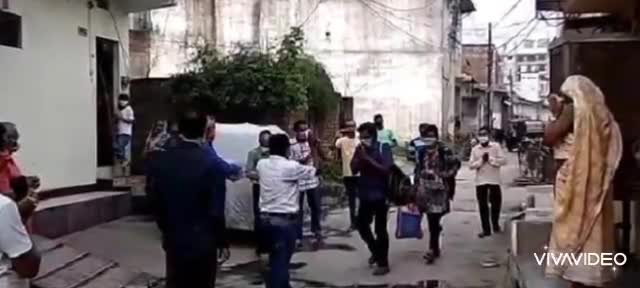 चांपा: चांपा में कोरोना से जंग जीतकर घर पहुंचे पटवारी का पार्षद के नेतृत्व में मोहल्ले वासियों ने किया स्वागत #कोरोना #पटवारी