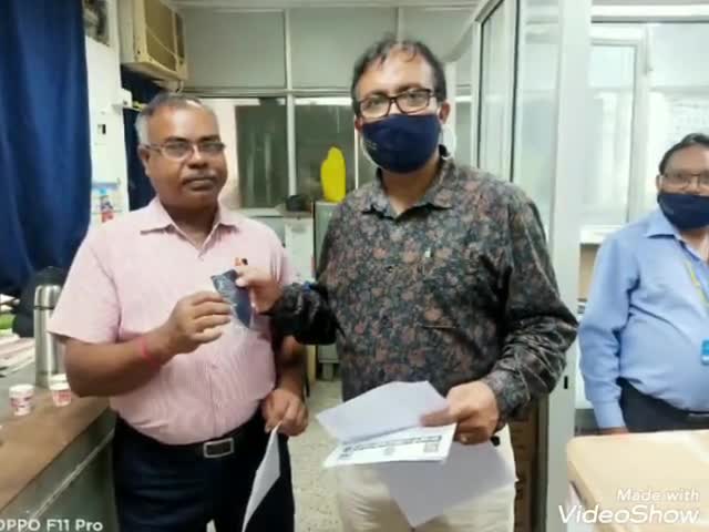 कांके: डंगराटोली स्थित भारतीय जीवन बीमा निगम की राँची शाखा नं 2 में सदस्यों द्वारा किया गया मास्क का वितरण #बीमा #कोरोना