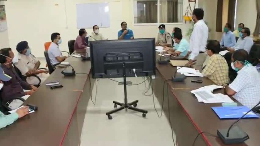 दतिया: कलेक्ट्रेट भवन में कोविड-19 के संबंध में संभागायुक्त एवं आईजी ने ली समीक्षा बैठक, अधिकारियों को दिए आवश्यक निर्देश #आईजी