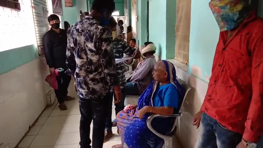सामुदायिक स्वास्थ्य केंद्र डभरा में जांच के लिए आए मरीजों के द्वारा सोशल डिस्टेंस की उड़ाई जा रही धज्जियां #chc