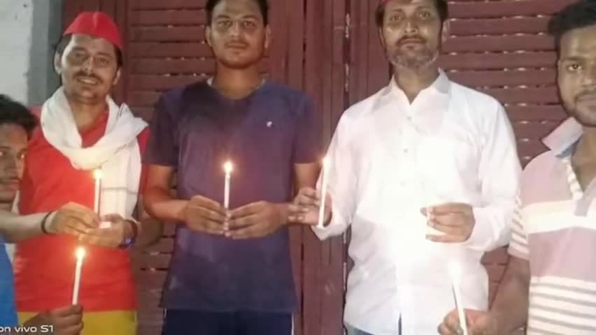 दादरी: सरकार को जगाने के लिए सोशल मीडिया पर चलाए गए ट्रेंड 9बजे 9मिनट में दादरी में सपा कार्यकर्ताओं ने लिया हिस्सा #9बजे9मिनट