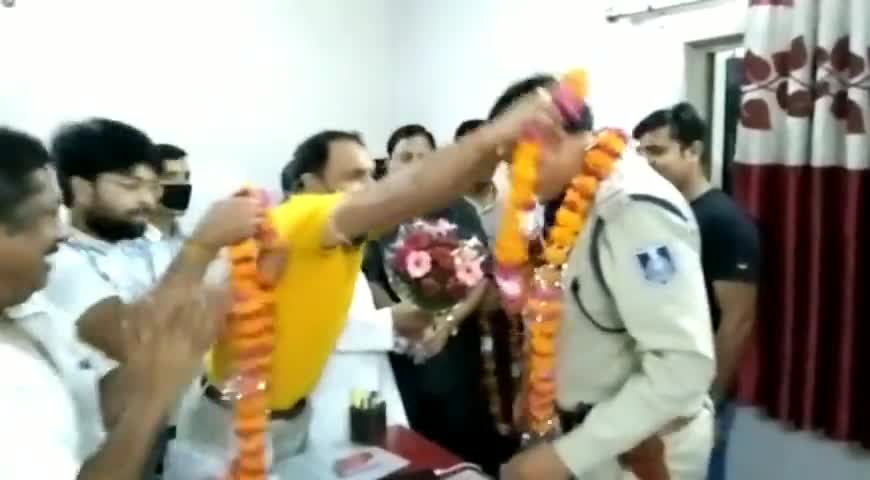 ग्वालियर गिर्द: मुरार इलाके में उत्पात मचाने वाले बदमाशों के पकड़े जाने पर स्थानीय लोगों ने मुरार थाने के टीआई का किया सम्मान #टीआई