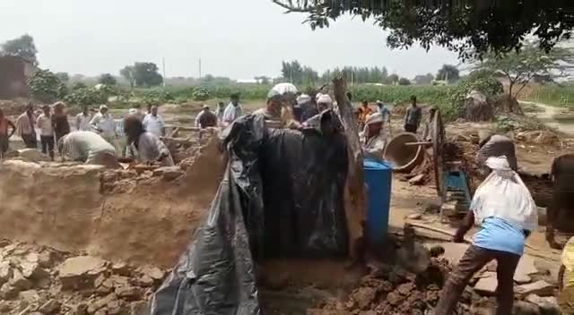 करहल: गाँव चंदीकरा में ग्राम समाज की भूमि पर हुए अवैध कब्जा को उपजिलाधिकारी रतन वर्मा ने हटवाया #उपजिलाधिकारी #कार्रवाई