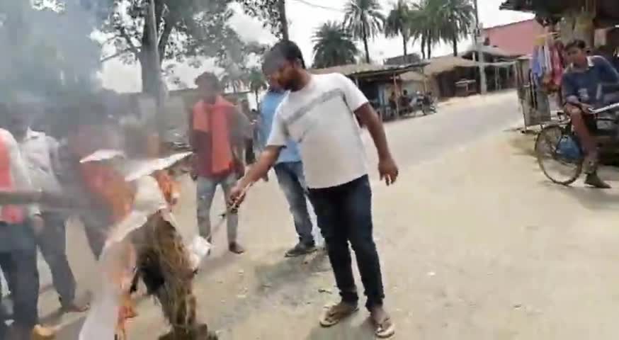 जाले: बजरंग सेना के कार्यकर्ताओं ने राढ़ी महदई चौक पर महाराष्ट्र के CM उद्धव ठाकरे का पुतला फूंका #कंगना #उद्धव_ठाकरे