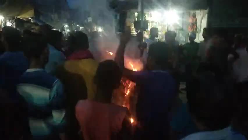 हायाघाट: #Hayaghat बाजर में Ankit Singh के अध्यक्षता में NDA के द्वारा महाराष्ट्र के उद्धव सरकार का पुतला दहन कर विरोध किया #ssr
