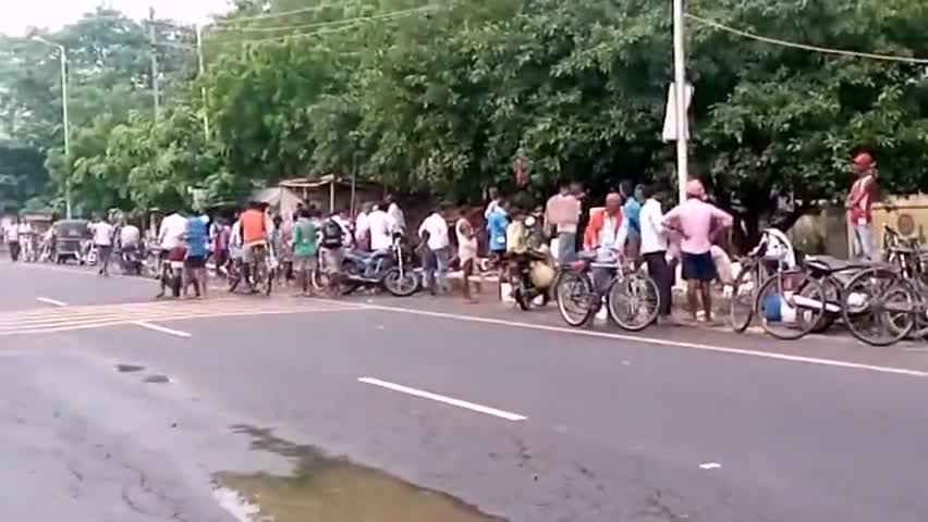 दरौंधा: दरौंधा के मछली बाजार में सोशल डिस्टेंसिंग का नहीं हो रहा पालन #सोशल_डिस्टेंसिंग