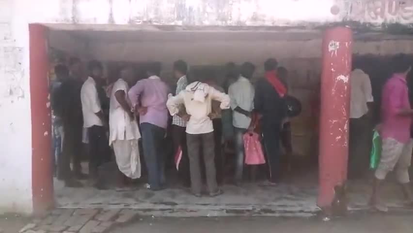 दरौंधा: दरौंधा प्रखंड कार्यालय पर नहीं किया जा रहा सोशल डिस्टेंसिंग का पालन #सोशल_डिस्टेंसिंग