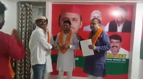 वाराणसी समाजवादी पार्टी में आलोक सोनकर को बनाया गया जिला सचिव, पार्टी कार्यकर्ताओं ने किया स्वागत #सपा #जिला_सचिव