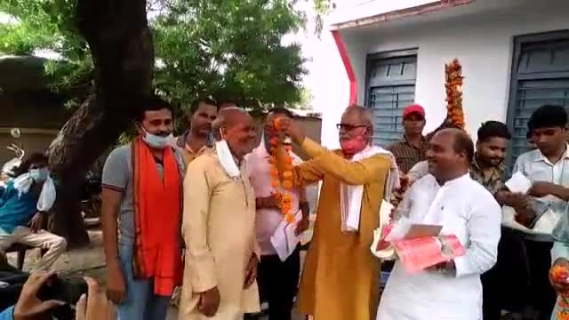 भांडेर: भाण्डेर नगर के भाजपा कार्यालय पर पूर्व विधायक पति द्वारा किया गया पत्रकारों का सम्मान #पूर्व_विधायक #बीजेपी