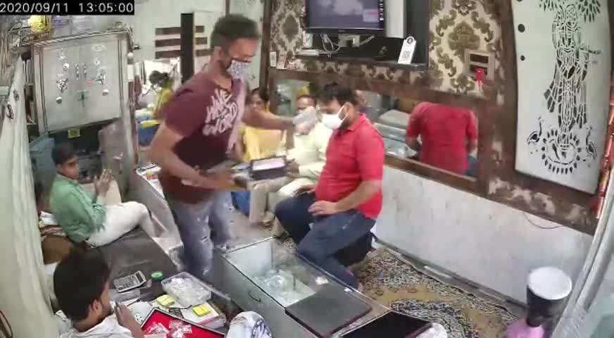 प्रदेश में गुंडाराज !!

अलीगढ़ में दिनदहाड़े डकैती की बड़ी घटना 40 लाख रुपए के सोने की दिनदहाड़े डकैती !!
#no_more_bjp