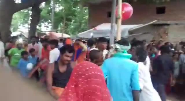 करपी:प्रखंड रामापुर में जितिया के पारण के शाम में महिला परिधान पहनकर नृत्य करते पुरुष कलाकार,लोगों की उमड़ी भीड़#जितिया