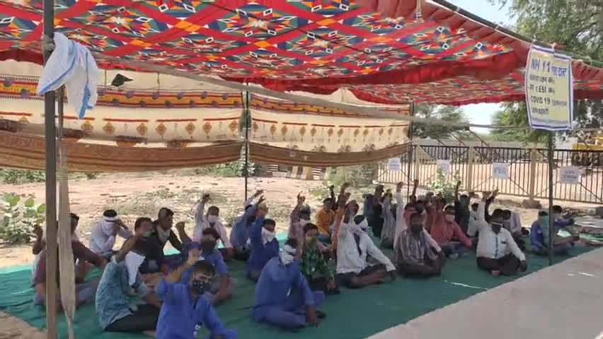 बीकानेर: सालासर टोल प्लाजा NH 11 हड़ताल 6
 दिन से जारी #सालासर टोल प्रशासन की कोई सुनवाई नहीं ,#टोल प्रशासन धमकी दे रहे है