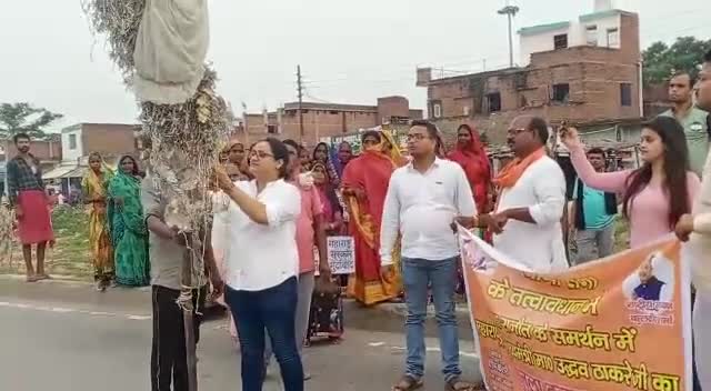 #योगी_सेना द्वारा उत्तर प्रदेश के जिला चंदौली की विधानसभा मुगलसराय में महाराष्ट्र सरकार का पुतला फूंका कंगना राणावत