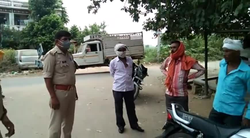 माधौगढ़: कंझारी रोड पर पुलिस ने चलाया सघन वाहन चेकिंग अभियान, वसूला  ₹6200 का समन शुल्क #वाहन_चेकिंग
