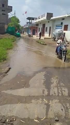 सोनकच्छ: ग्राम दौलतपुर का नजारा। मेन रोड पर भर जाता है पानी, लोग होते हमेशा परेशान, पर पानी का कोई नहीं करता समाधान।#swachbharat
