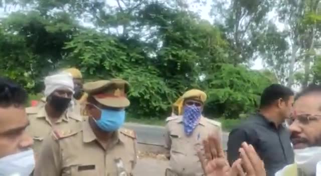 सीतापुर #महोली में #कमलेश_मिश्रजी के परिवार से मिलने जाते समय पुलिस द्वारा माननीय विधायक जी को रोका जाना दुर्भाग्यपूर्ण