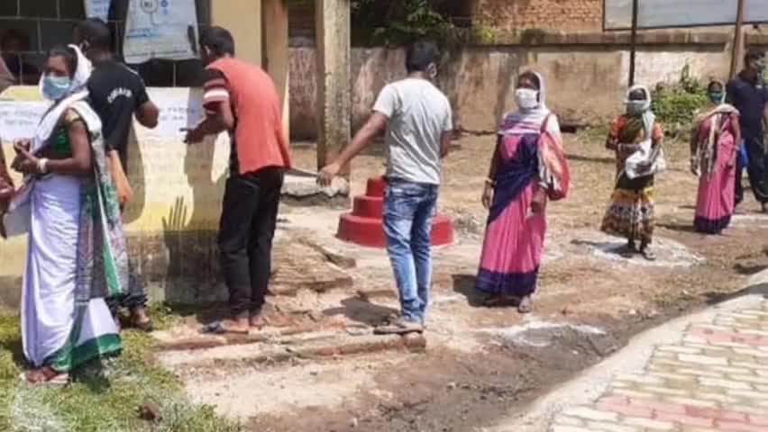 नारायणपुर: नारायणपुर : उत्क्रमित उच्च विद्यालय पाबिया मे लगाया गया कोरोना जांच शिविर , लोगों ने कराई जांच
#पबिया #नारायणपुर #corona