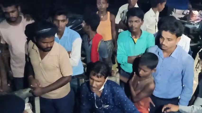 सिंघिया: जहांगीरपुर के सीएसपी संचालक से अज्ञात अपराधियों ने बंदूक के बल पर लूटे ₹4.85 लाख, मौके पर पहुंची पुलिस #अपराध #लूटपाट