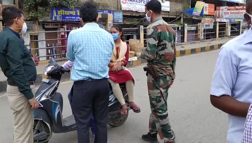 कोडरमा: झंडा चौक पर एसडीओ ने चलाया हेलमेट चेकिंग अभियान, लोगों को हिदायत देकर छोड़ा #एसडीओ