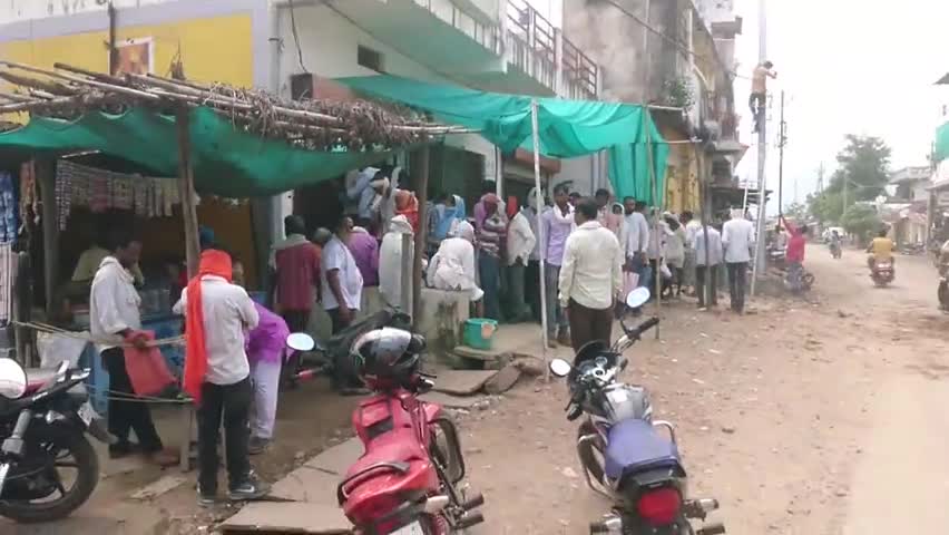 शाहपुर: शाहपुर में जिला सहकारी केंद्रीय बैंक मर्या की शाखा में उड़ाई जा रही है सोशल डिस्टेंसिंग की धज्जियां #सोशल_डिस्टेंस
