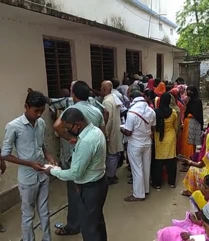 नगरा: #socialdistanacing ka majak bna diya h branch Rampur khoram ﻿#bank of India