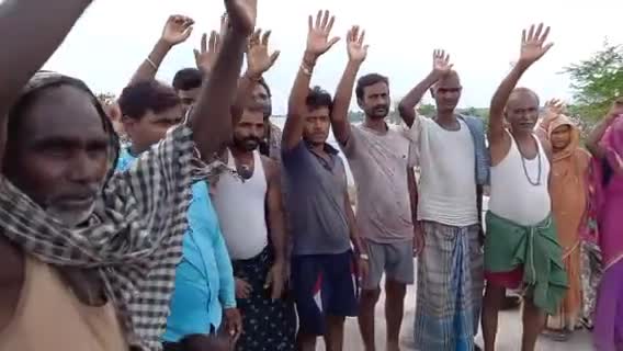 मधेपुरा: चिरोड़ी पंचायत के दर्जनों बाढ़ पीड़ितों को नहीं मिली ₹6000 की मुआवजा राशि, आक्रोशित लोगों ने किया प्रदर्शन #बाढ़_पीड़ित