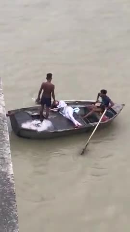 #कानपुर_नगर 
ग्रह कलह के चलते महिला ने गंगा बैराज से लगाई छलांग गोता खोरो ने बचाया