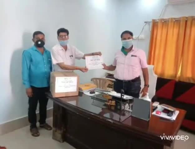 बैकुंठपुर: आयर्वेद अधिकारी आरएन मिश्रा ने CMHO से मुलाकात कर दिया 500 पैकेट त्रिकुटी काढ़ा #सीएमएचओ