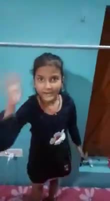 अब तो इतनी छोटी सी प्यारी सी गुड़िया भी मोदी जी को पहचान भी गई औऱ सीना भी नाप लिया
#jansanvaad #jagdishjhaguddu