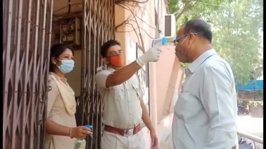 चौमूं: नगरपालिका ईओ सलीम खान के आदेश के तहत परिसर में आने वाले प्रत्येक व्यक्ति की हो रही थर्मल टेस्टिंग #कोरोना #ईओ