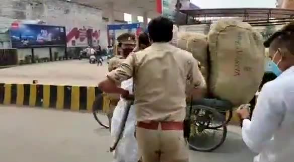 काशी विद्यापीठ के पास एनएसयूआई के कार्यकताओं और पुलिस के बीच सीएम का पुतला फूंकने को लेकर हुई नोंकझोक #एनएसयूआई