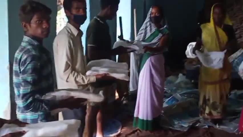 छतरपुर: सिलदाग पंचायत में सहिया ने 500 कीटनाशक उपचारित मच्छरदानी का किया वितरण, मौके पर उपस्थित रहे पंचायत समिति।#मच्छर#मलेरिया#
