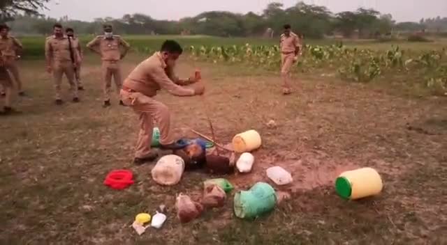 शाहबाद: ग्राम टुर्मुकी में आबकारी विभाग व पुलिस ने छापेमारी कर बरामद की कच्ची शराब #शराब_बंदी #अपराध