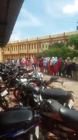 अभनपुर: social distancing in government college abhanpur #covid-19 #socialdistancing