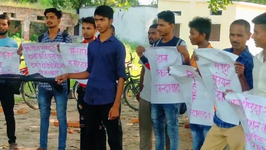 रॉबर्ट्सगंज: #berojgari #modi ﻿#abpnewslive #ndtv     
AISFपार्टी के विजयपाल रावत की अध्यक्षता में बेरोजगारी, के खिलाफ प्रदर्शन ।