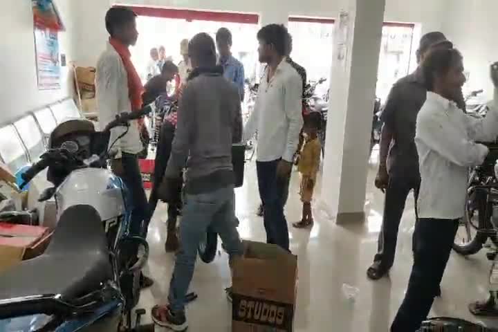 गिद्धौर: विश्वकर्मा पूजा में गिद्धौर में जमकर हुई बाइकों की बिक्री, लाखों का हुआ कारोबार #विश्वकर्मा_पूजा