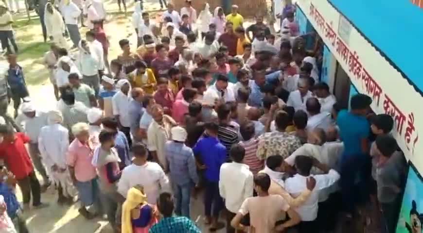 बाह: बासौनी के उमरेठा गांव में राशन डीलर चयन को लेकर दो गुटों में जमकर हुआ हंगामा, नहीं बनी सहमति #राशन_डीलर