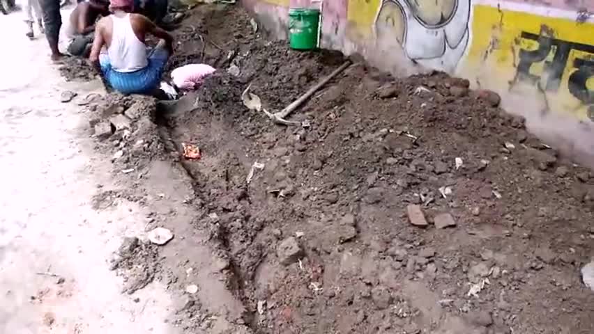 महराजगंज: सिहौता बाजार में नगर पंचायत पदाधिकारी द्वारा नल जल कार्य के लिए कराई जा रही गड्ढे की खुदाई #नलजल