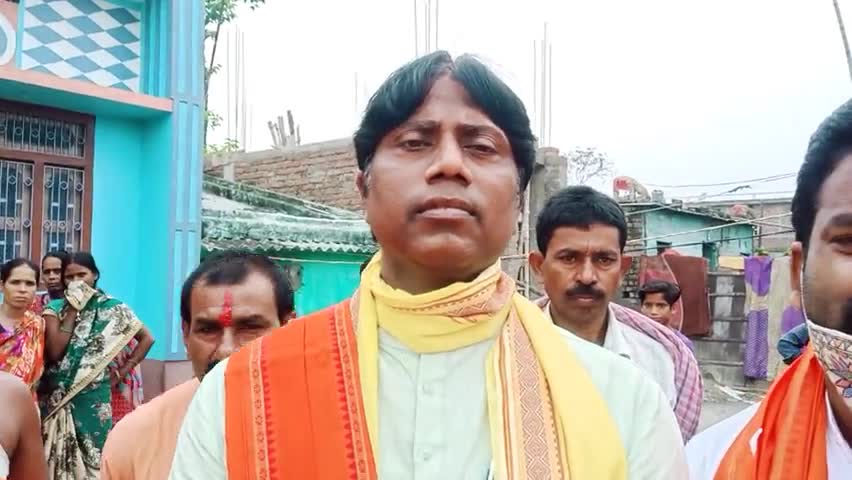 कांटी में #अनुसूचित जाति मोर्चा के प्रदेश अध्यक्ष श्री अजीत चौधरी को स्वागत करते पूर्व नगर अध्यक्ष गजेंद्र पासवान।