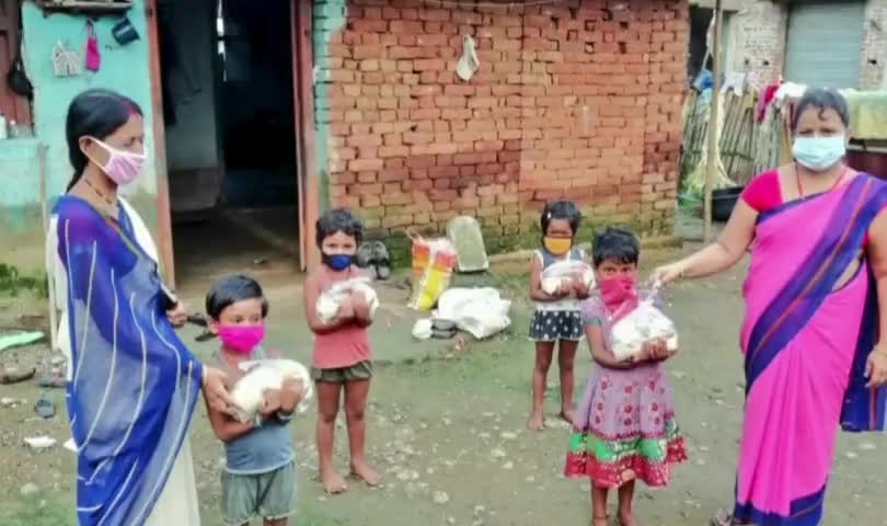 अमड़ापाड़ा: आमड़ापाड़ा में आंगनबाड़ी केंद्र के नामांकित बच्चों के बीच सेविका द्वारा किया गया पोषाहार का वितरण #पोषाहार