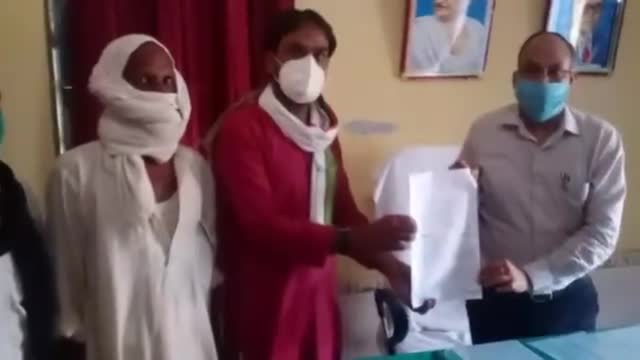 ज़मानिया: सरैला ग्राम प्रधान द्वारा पट्टे की जमीन पर बनाया जा रहा है सामुदायिक शौचालय, पीड़ित ने बीडीओ को सौंपा पत्रक #दबंगई