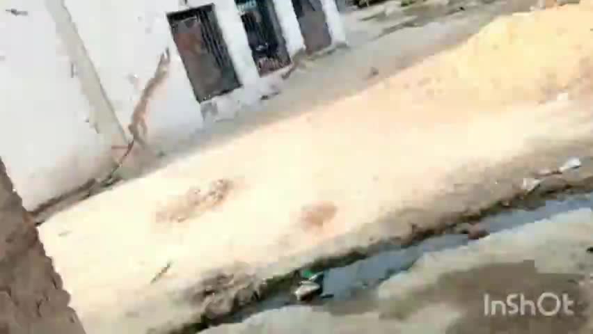 सेवढ़ा: सेवढ़ा नगर के वार्ड क्रमांक 5 नागिन मोहल्ला में स्कूल के पास जमीन को छू रही है बिजली की तार #विद्युत_विभाग