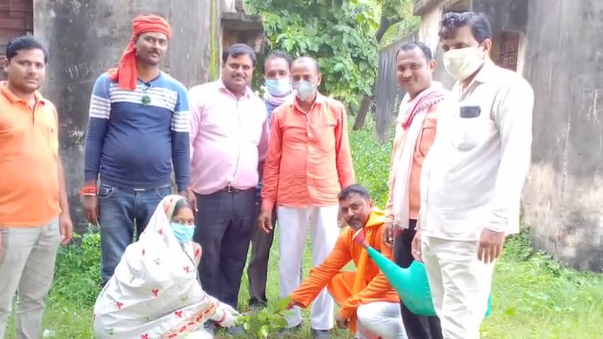 रानीगंज: रानीगंज नगर पंचायत कार्यालय में नगर पंचायत अध्यक्ष मीरा गुप्ता द्वारा कराया गया वृक्षारोपण #नगर_पंचायत