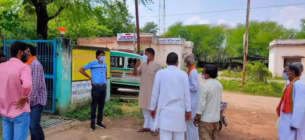 अकलतरा: अकलतरा विधायक ने सेवा सप्ताह के तहत समुदायिक स्वास्थ्य केंद्र में किया वृक्षारोपण #विधायक #सीएचसी