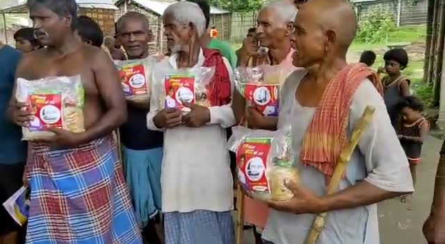 पुरैनी: विकासशील इंसान पार्टी के कार्यकर्ताओं द्वारा कुरसंडी में जरुरतमंद परिवारों के बीच बांटी गई राहत सामग्री #वीआईपी