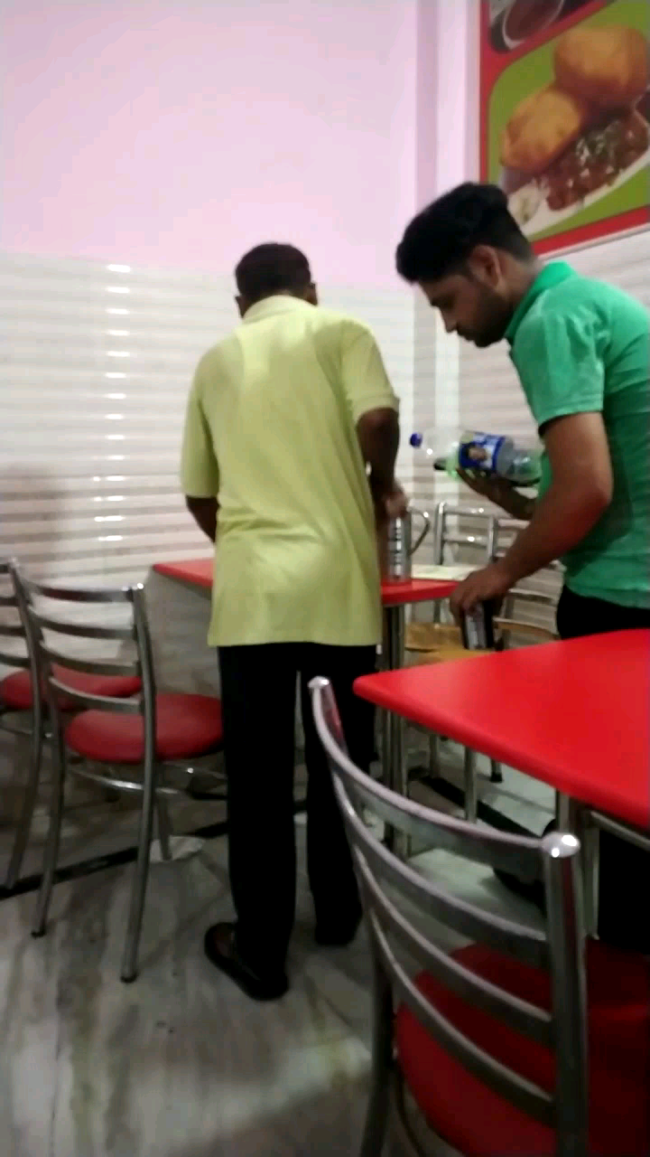 प्रीत विहार: न्यू अशोक नगर के गुप्ता रेस्टोरेंट में नहीं हो रही है कोरोना गाइडलाइंस की पालना
#corona #social_distance