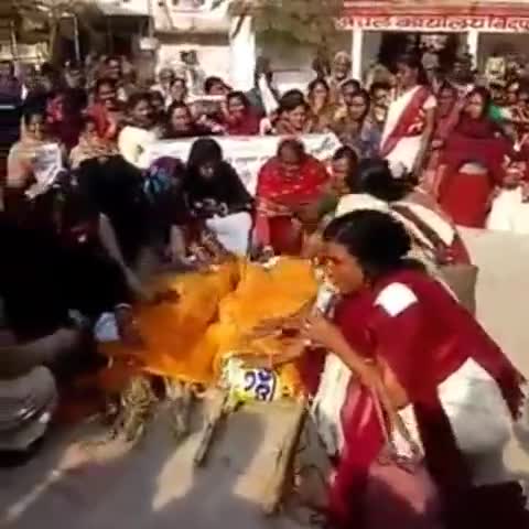 बिहार बीमार है युवा बेरोजगार किसान मर रहे महिलाओं लड़कियों का जीना दूभर है 
#nitish_ko_sharm_nahi_aati 
#जय_राजद_तय_राजद