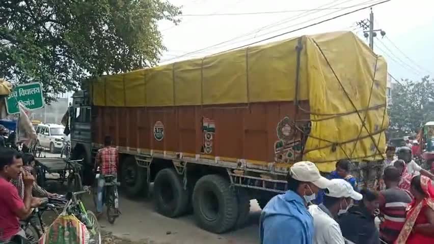 रफीगंज: रफीगंज चारमुहाना पर जाम लगने से लोगों को होती है परेशानी, नहीं हो रहा निदान #ट्रैफिक_जाम